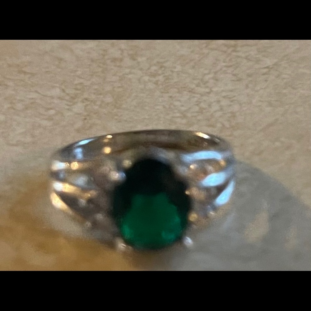 Fake emerald ring - Picture 2 of 2